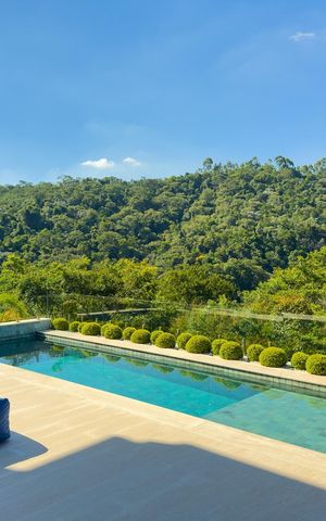 Casa de condomínio à venda com 574m², 4 quartos e 6 vagas Casa de condomínio à venda com 574m², 4 quartos e 6 vagasÁrea externa