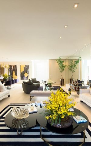 Casa de condomínio à venda com 574m², 4 quartos e 6 vagas Casa de condomínio à venda com 574m², 4 quartos e 6 vagasSala