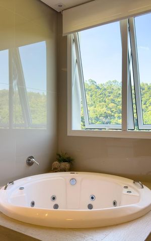 Casa de condomínio à venda com 574m², 4 quartos e 6 vagas Casa de condomínio à venda com 574m², 4 quartos e 6 vagasBanheiro 2