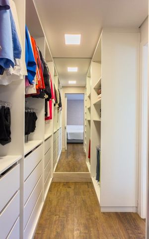 Casa de condomínio à venda com 574m², 4 quartos e 6 vagas Casa de condomínio à venda com 574m², 4 quartos e 6 vagasCloset 2