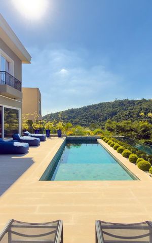 Casa de condomínio à venda com 574m², 4 quartos e 6 vagas Casa de condomínio à venda com 574m², 4 quartos e 6 vagasÁrea externa