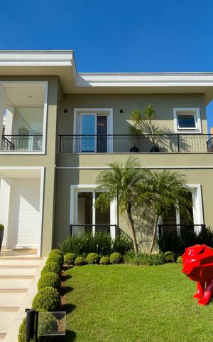 Casa de condomínio à venda com 574m², 4 quartos e 6 vagas Casa de condomínio à venda com 574m², 4 quartos e 6 vagasFachada