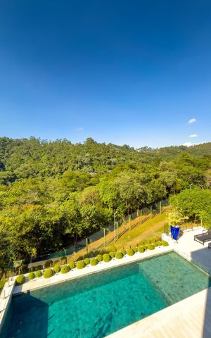 Casa de condomínio à venda com 574m², 4 quartos e 6 vagas Casa de condomínio à venda com 574m², 4 quartos e 6 vagasVista
