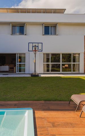 Casa de condomínio para alugar com 311m², 4 quartos e 4 vagas Casa de condomínio para alugar com 311m², 4 quartos e 4 vagasÁrea comum