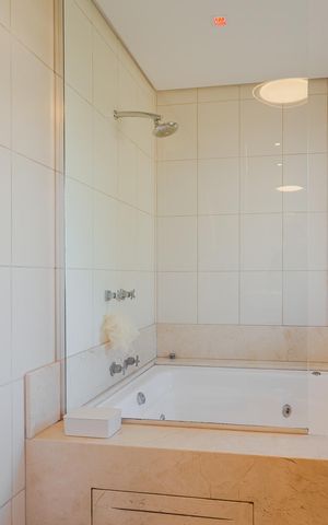 Casa de condomínio para alugar com 311m², 4 quartos e 4 vagas Casa de condomínio para alugar com 311m², 4 quartos e 4 vagasBanheiro da suíte 4