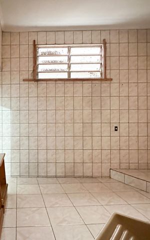 Casa para alugar com 198m², 2 quartos e 3 vagas Casa para alugar com 198m², 2 quartos e 3 vagasBanheiro de serviço