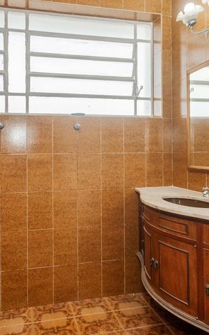 Casa para alugar com 365m², 4 quartos e 4 vagas Casa para alugar com 365m², 4 quartos e 4 vagasBanheiro da Suíte 1
