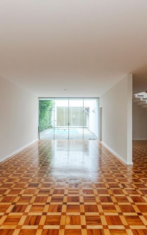 Casa para alugar com 365m², 4 quartos e 4 vagas Casa para alugar com 365m², 4 quartos e 4 vagasSala
