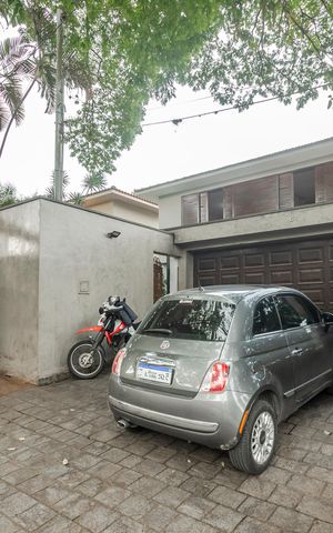 Casa para alugar com 365m², 4 quartos e 4 vagas Casa para alugar com 365m², 4 quartos e 4 vagasFachada