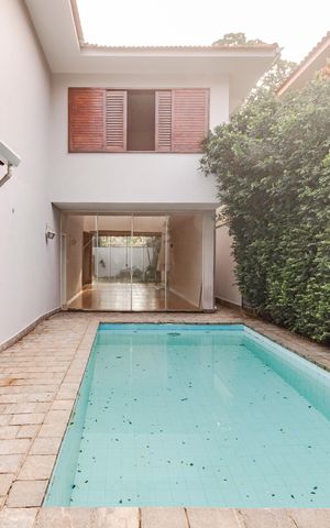 Casa para alugar com 365m², 4 quartos e 4 vagas Casa para alugar com 365m², 4 quartos e 4 vagasPiscina