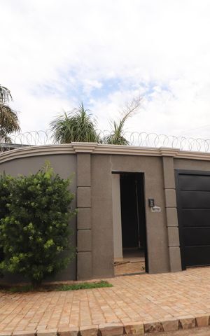 Casa para alugar com 188m², 4 quartos e 2 vagasFachada
