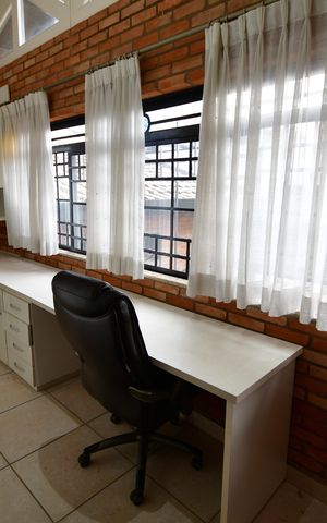 Casa de condomínio para alugar com 238m², 3 quartos e 4 vagasEscritório