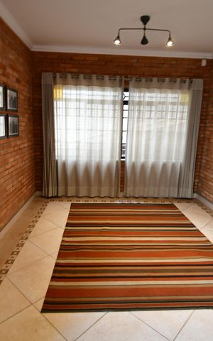 Casa de condomínio para alugar com 238m², 3 quartos e 4 vagasSala