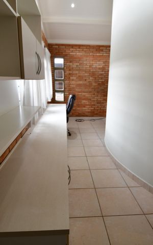 Casa de condomínio para alugar com 238m², 3 quartos e 4 vagasEscritório