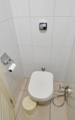 Casa de condomínio para alugar com 238m², 3 quartos e 4 vagasBanheiro de serviço