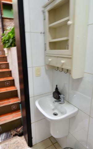 Casa de condomínio para alugar com 238m², 3 quartos e 4 vagasBanheiro de serviço