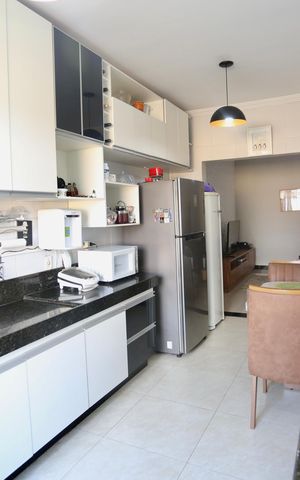 Casa à venda com 180m², 3 quartos e 2 vagas Casa à venda com 180m², 3 quartos e 2 vagasCozinha e Área de Serviço
