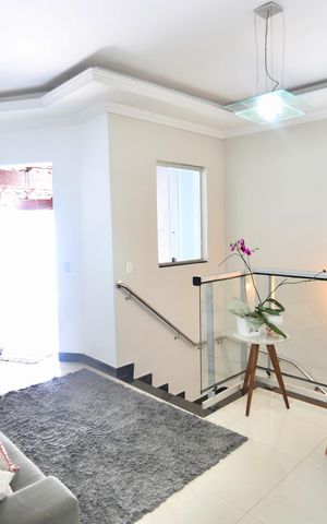 Casa à venda com 180m², 3 quartos e 2 vagas Casa à venda com 180m², 3 quartos e 2 vagasSala