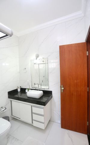 Casa à venda com 180m², 3 quartos e 2 vagas Casa à venda com 180m², 3 quartos e 2 vagasBanheiro da Suíte
