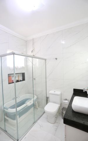 Casa à venda com 180m², 3 quartos e 2 vagas Casa à venda com 180m², 3 quartos e 2 vagasBanheiro da Suíte