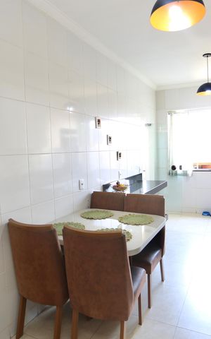 Casa à venda com 180m², 3 quartos e 2 vagas Casa à venda com 180m², 3 quartos e 2 vagasCozinha e Área de Serviço