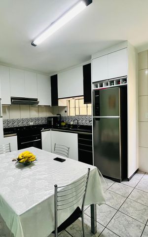 Casa à venda com 165m², 2 quartos e 2 vagas Casa à venda com 165m², 2 quartos e 2 vagasCozinha