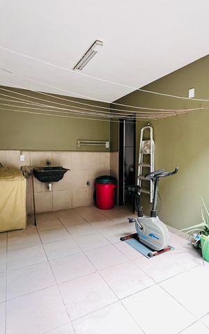 Casa à venda com 165m², 2 quartos e 2 vagas Casa à venda com 165m², 2 quartos e 2 vagasÁrea externa