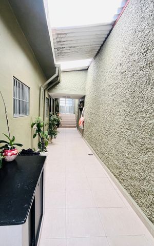 Casa à venda com 165m², 2 quartos e 2 vagas Casa à venda com 165m², 2 quartos e 2 vagasÁrea externa