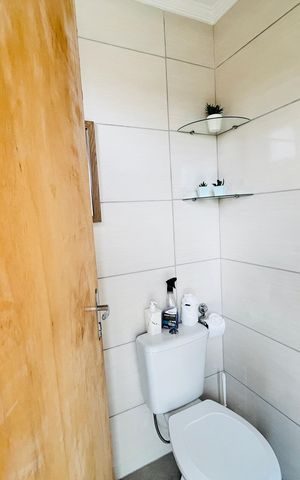 Casa à venda com 165m², 2 quartos e 2 vagas Casa à venda com 165m², 2 quartos e 2 vagasBanheiro
