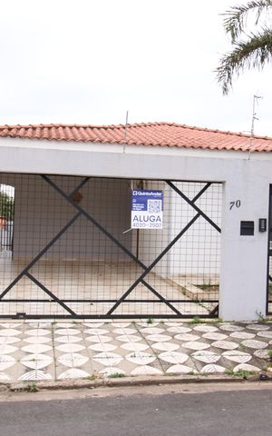 Casa para alugar com 260m², 3 quartos e 4 vagasFachada
