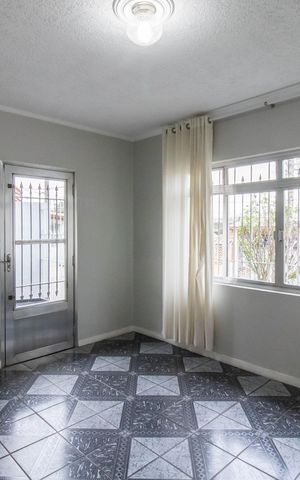 Casa à venda com 259m², 2 quartos e 2 vagas Casa à venda com 259m², 2 quartos e 2 vagasSala