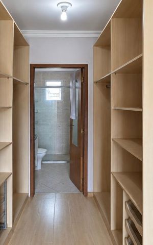 Casa de condomínio para alugar com 80m², 3 quartos e 2 vagas Casa de condomínio para alugar com 80m², 3 quartos e 2 vagasCloset da suíte