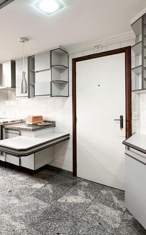 Apartamento à venda com 143m², 3 quartos e 3 vagas Apartamento à venda com 143m², 3 quartos e 3 vagasCozinha