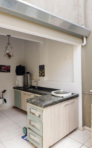 Casa para alugar com 150m², 3 quartos e 2 vagas Casa para alugar com 150m², 3 quartos e 2 vagasCozinha e Área de Serviço