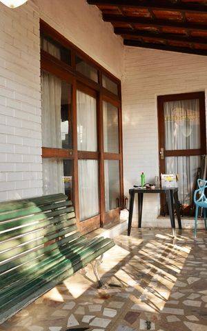 Casa à venda com 386m², 5 quartos e 4 vagas Casa à venda com 386m², 5 quartos e 4 vagasVaranda