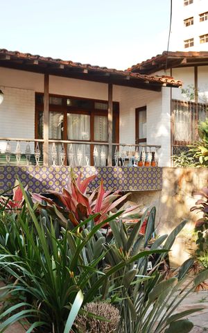 Casa à venda com 386m², 5 quartos e 4 vagas Casa à venda com 386m², 5 quartos e 4 vagasFachada
