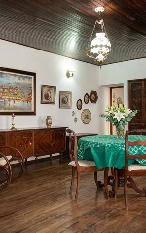 Casa à venda com 386m², 5 quartos e 4 vagas Casa à venda com 386m², 5 quartos e 4 vagasSala