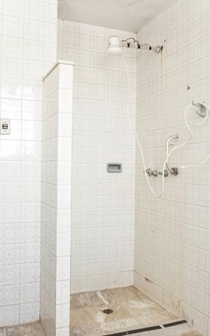 Casa à venda com 386m², 5 quartos e 4 vagas Casa à venda com 386m², 5 quartos e 4 vagasSuíte - Banheiro