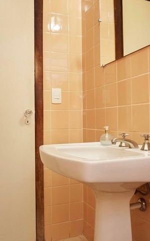 Casa à venda com 386m², 5 quartos e 4 vagas Casa à venda com 386m², 5 quartos e 4 vagasBanheiro Social 2