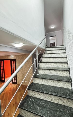 Casa à venda com 178m², 3 quartos e 2 vagas Casa à venda com 178m², 3 quartos e 2 vagasEscada