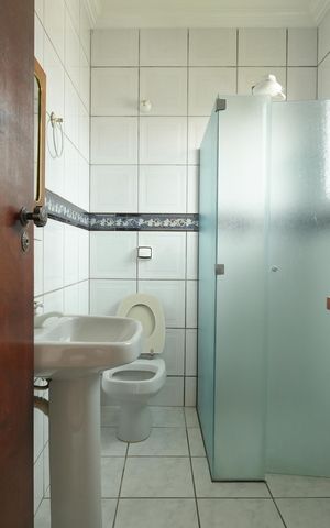 Casa para alugar com 345m², 4 quartos e 5 vagasBanheiro da Suíte 1