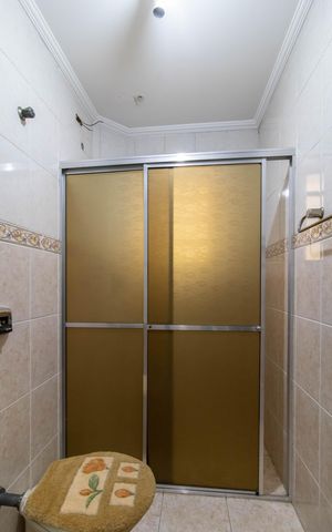 Casa à venda com 135m², 4 quartos e 4 vagas Casa à venda com 135m², 4 quartos e 4 vagasBanheiro