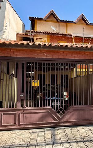 Casa à venda com 135m², 4 quartos e 4 vagas Casa à venda com 135m², 4 quartos e 4 vagasFachada