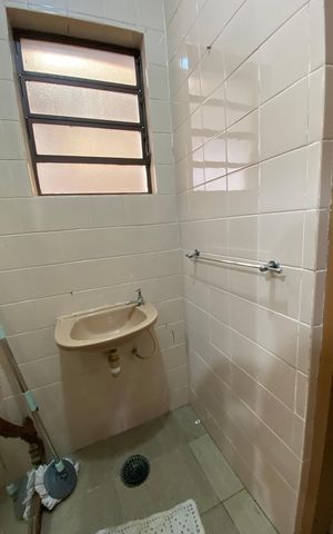 Casa à venda com 326m², 5 quartos e 3 vagas Casa à venda com 326m², 5 quartos e 3 vagasSalão - Banheiro
