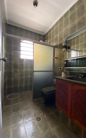 Casa à venda com 326m², 5 quartos e 3 vagas Casa à venda com 326m², 5 quartos e 3 vagasCasa 1 Banheiro
