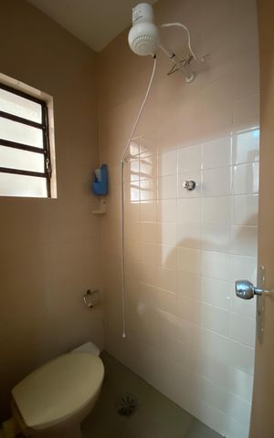 Casa à venda com 326m², 5 quartos e 3 vagas Casa à venda com 326m², 5 quartos e 3 vagasSalão - Banheiro
