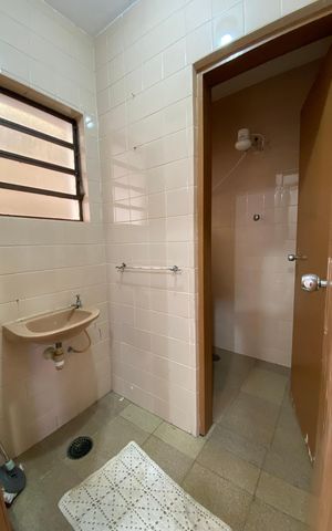 Casa à venda com 326m², 5 quartos e 3 vagas Casa à venda com 326m², 5 quartos e 3 vagasSalão - Banheiro