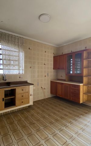 Casa à venda com 326m², 5 quartos e 3 vagas Casa à venda com 326m², 5 quartos e 3 vagasCasa 1 Cozinha