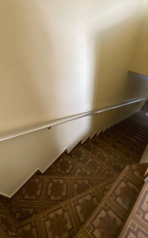 Casa à venda com 326m², 5 quartos e 3 vagas Casa à venda com 326m², 5 quartos e 3 vagasCasa 1 Escada entrada