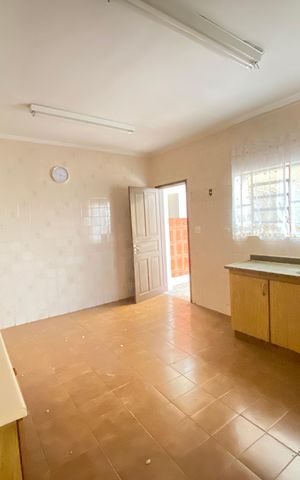 Casa à venda com 326m², 5 quartos e 3 vagas Casa à venda com 326m², 5 quartos e 3 vagasCasa 2 Cozinha